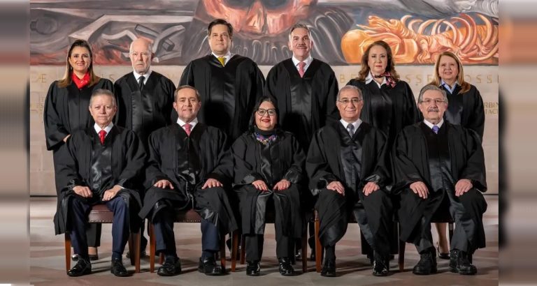 La jefa de Gobierno de la Ciudad de México Claudia Sheinbaum se sumó a las críticas, señalamientos y descalificación en contra de la Suprema Corte de Justicia de la Nación (SCJN), institución a la que acusó de querer “parar” las obras del presidente Andrés Manuel López Obrador, no por razones jurídicas, sino por “intereses distintos”.