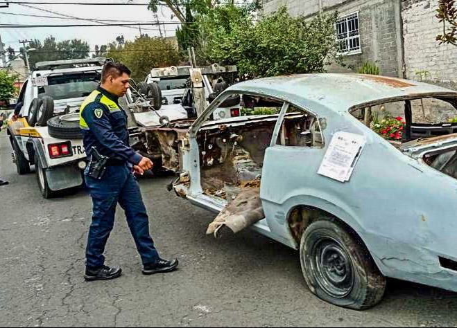 Retiran chatarras de vialidades de Tláhuac para generar seguridad