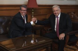 “¿Le interesa la Ciudad de México?”, le preguntaron al salir de Palacio Nacional, a lo que respondió: “Vamos a ver, vamos a ver, ahorita voy a estar preocupado por la campaña nacional”, expresó el líder de los senadores de Morena