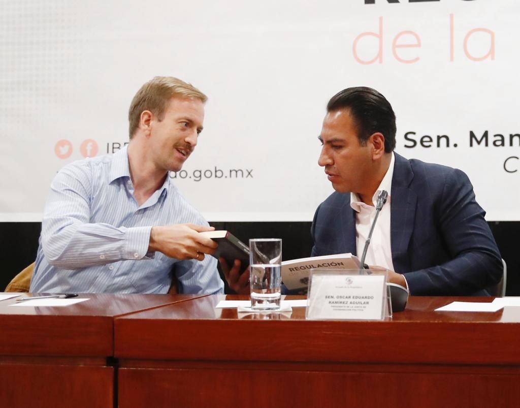 El también coordinador del grupo parlamentario de Morena, señaló que Sinaloa, Guerrero, Oaxaca, Chiapas y Durango padecen “esta actividad ilícita”, en la que algunos campesinos son explotados, otros son conscientes de lo que hacen y otros más son obligados a cultivarla.