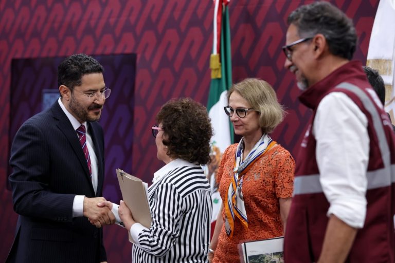 El jefe de Gobierno de la CDMX, Martí Batres dijo que su administración tendrá un “sello personal”, en el cual el punto central a ejecutar será el servicio a la ciudadanía, pues su filosofía establece gobernar es servir.