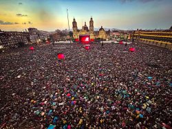 La jefa de Gobierno de la Ciudad de México Claudia Sheinbaum dio a conocer que el concierto de la agrupación musical “Los Fabulosos Cadillacs” efectuado en el Zócalo capitalino dejó una derrama económica de aproximadamente 980 millones de pesos.