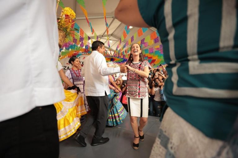 La jefa de Gobierno de la Ciudad de México Claudia Sheinbaum no se mueve de su postura política de que sea una encuesta en vivienda, “tal como lo establecen los estatutos”, el método de selección del candidato presidencial de Morena para 2024.