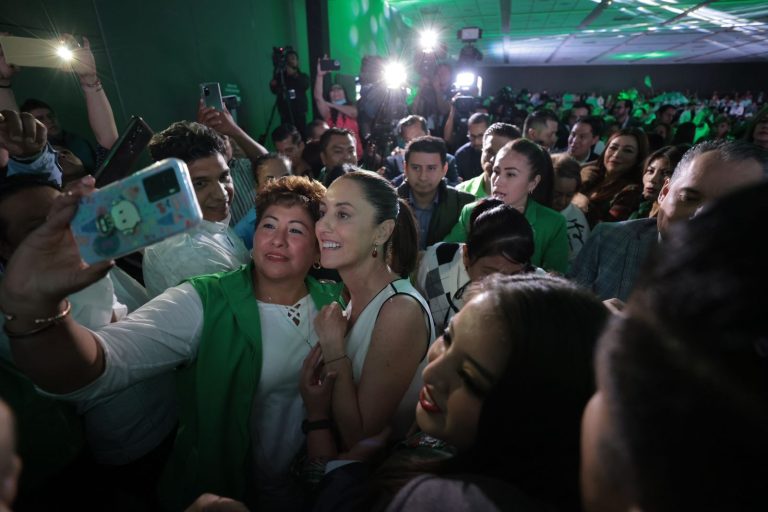 “Yo disciplinadamente me voy a esperar al domingo, al Consejo Nacional de Morena, para que ahí se diga el planteamiento y el lunes estarán escuchando mi posicionamiento frente al domingo, eso es muy importante”, expresó.