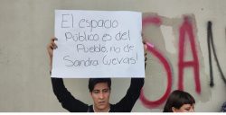 En su caracterización de policía, que no de alcaldesa, Sandra Cuevas, edil de la Cuauhtémoc ya desató no sólo críticas, sino denuncias y protestas por parte de vecinos de esa Demarcación Territorial, quienes la acusan de que su plan llamado “Operación Diamante” para supuestamente asegurar espacios públicos es en realidad una “limpieza social” contra grupos desprotegidos.