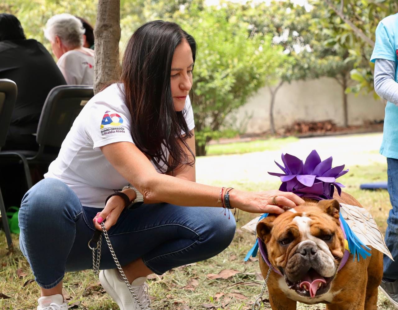 Un evento que atrajo gran concurrencia fue el primer concurso de disfraces para mascotas en el que participaron 20 lomitos con atuendos de flores en concordancia con la celebración.