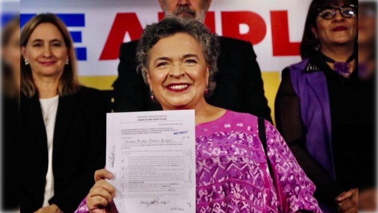 Mensaje Político Alejandro Lelo de Larrea Cierto, es la única persona que ha respondido tres Informes de Gobierno: uno al presidente Luis Echeverría, en 1976, y dos a Vicente Fox, en 2001 y 2002; que ha sido diputada local y federal en 4 ocasiones; gobernadora, senadora, subsecretaria de Estado, dirigente campesina. Nadie le quita esos méritos. Pero como candidata ha perdido las dos ocasiones en que tuvo una competencia real. Fue por la Jefatura de Gobierno del Distrito Federal en 2006 y 2012. Hablamos de Beatriz Paredes, quien hace unos días se jactó que le va ganando a los demás aspirantes del Frente Amplio por México, que conforman PAN, PRI y PRD, por lo que considera va muy bien rumbo a la candidatura presidencial de ese bloque opositor. “Yo voy arriba en las encuestas ella (Xóchitl) lo reconoció en un programa con Joaquín, no tengo que rebasar a nadie”, respondió a un cuestionamiento. Esta expresión, en el mejor de los casos, sólo ella se la cree. Paredes quedó en tercer lugar en los comicios de 2006, que ganó vía el PRD quien hoy es corcholata de Morena, Marcelo Ebrard, con el 46.3% de los votos. En segundo sitio quedó Demetrio Sodi, por el PAN, con el 27.2%. Y ella en tercero, con apenas el 21.5% de los sufragios, como abanderada del PRI-PVEM. En 2012 mejoró la posición de Paredes al quedar en segundo lugar, aunque su porcentaje disminuyó y también perdió votos. A diferencia de 2006, que rebasó la barrera del millón, esta vez estuvo por debajo, a pesar de que ese año el candidato presidencial Enrique Peña levantó a la candidata en la capital. El ganador, Miguel Ángel Mancera sumó el 63.5% de los votos, mientras que ella menos de la tercera parte, con 19.7%. En realidad, Paredes nunca en su vida ha ganado una elección en que tenga competencia enfrente. Las dos últimas ocasiones que fue diputada federal, llegó por la vía plurinominal, lo mismo que senadora, cargo que ocupa actualmente. Cuando obtuvo la mayoría en el proceso electoral para la gubernatura de Tlaxcala fue en 1987, tiempos en que el PRI ganaba sin importar quién fuera su candidata o candidato. Lo mismo cuando fue diputada en 1975, en 1978 y 1985. Aunque Paredes diga hoy que está por encima de Xóchitl Gálvez en las preferencias, en realidad encuestas serias la ubican en el mejor de los casos en el cuarto lugar, por debajo de la hidalguense –quien es la puntera–; de Santiago Creel (segundo sitio) y Enrique de la Madrid (tercero). A la mejor es por eso que le regateó respaldo a Xóchitl el viernes pasado cuando el presidente López Obrador se lanzó contra ella. “Se arremete una vez más contra una opositora en la mañanera. Para acusar hay que probar. ¡Que no haya acusaciones falsas! ¡Que se respete a la oposición! Yo tengo confianza en la honorabilidad de mis colegas”, dijo de manera impersonal en Twitter. Distinta la postura de Creel: “presidente, aparte de su misoginia, es una cobardía atacar a @XochitlGalvez con mentiras y hacerlo con recursos del gobierno desde Palacio Nacional. En el Frente, si se mete con una, se mete con todos. No haga berrinche: en 2024 vamos a decirle #AdiósAndrés”. Y De la Madrid: ¡Inaceptables los ataques a @XochitlGalvez por parte del presidente y su gobierno por el sólo hecho de querer construir, junto con muchos otros, un México de oportunidades y detener el desastre del gobierno de Morena. Venceremos. Mi solidaridad y afecto”. Beatriz Paredes puede gran historial político, pero nunca ha sido buena candidata. Pinta, en el mejor de los casos, para el cuarto lugar entre los del Frente. Lo veremos.