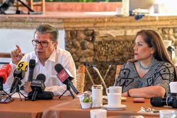 Desde el corazón de Coahuila, Ricardo Monreal pidió a todos los aspirantes a ocupar la Coordinación de la Defensa de la Cuarta Transformación a que hagan eco del llamado de atención que hizo el presidente Andrés Manuel López Obrador para que bajaran los anuncios espectaculares y no se incurriera a los excesos en el proceso interno.