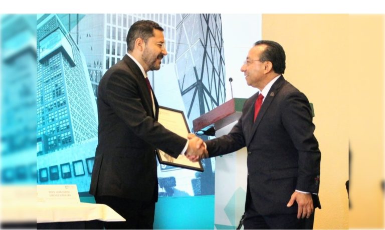 Durante la conmemoración del Día del Abogado, el jefe de Gobierno Martí Batres destacó la coordinación con el Poder Judicial de la Ciudad de México, que encabeza el magistrado Rafael Guerra, en materia de impartición de justicia.