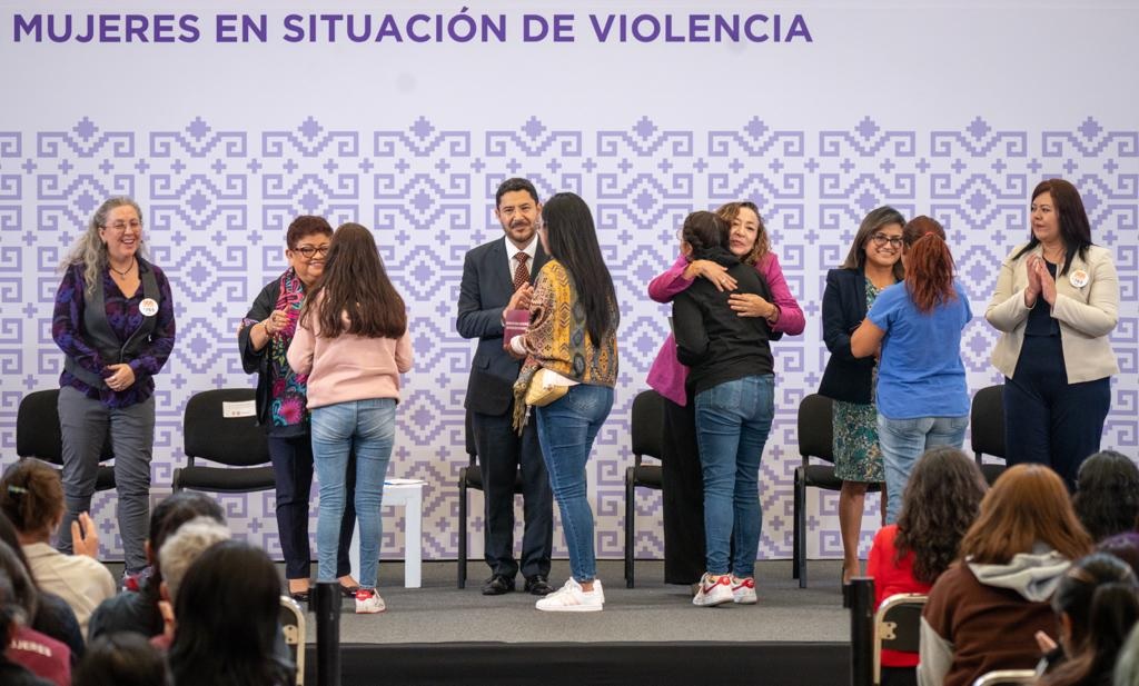 Por tercera ocasión en la última semana el jefe de Gobierno Martí Batres anunció acciones a favor de las mujeres, un sector de la población que de acuerdo con estudios de opinión pública en su mayoría no aprobó en la gestión de Claudia Sheinbaum al frente del Gobierno de la capital.