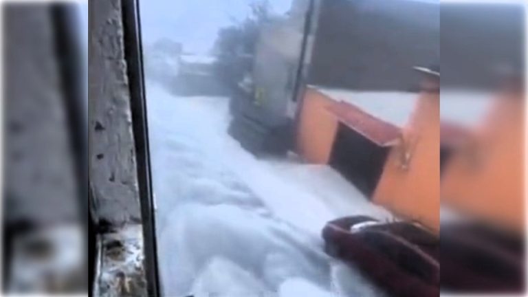 Luego de la atípica lluvia que cayó este día en inmediaciones de Demarcación La Magdalena Contreras, personal de Personal de Protección Civil, Seguridad Ciudadana y la Dirección General de Ecología Y Sustentabilidad de esa Alcaldía se dispusieron de inmediato a trabajar para atender todos los reportes de inundaciones en algunas colonias y pueblos.