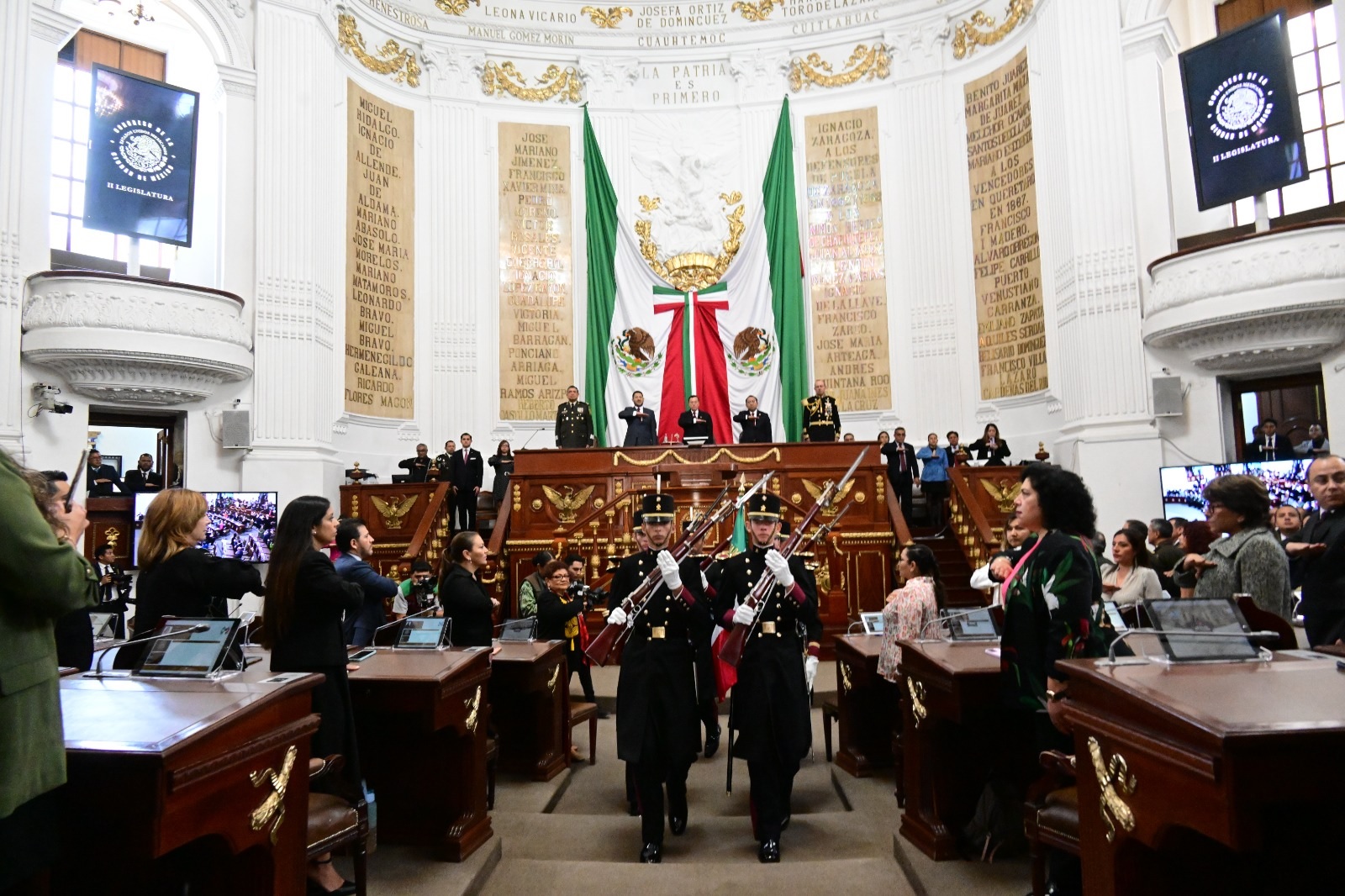 El general que a dos amos atiende