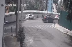 Hombres a bordo de motocicleta balearon a dos tripulantes de un auto Honda en carriles del Viaducto, en la alcaldía Cuauhtémoc de la Ciudad de México, dejando una persona muerta.