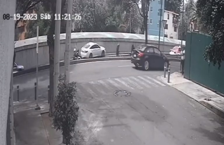 Hombres a bordo de motocicleta balearon a dos tripulantes de un auto Honda en carriles del Viaducto, en la alcaldía Cuauhtémoc de la Ciudad de México, dejando una persona muerta.