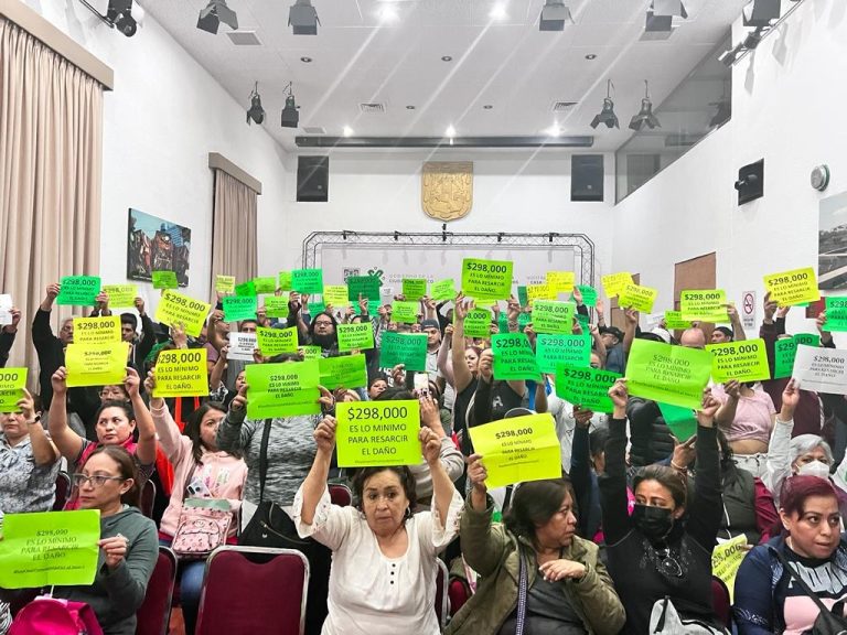 Acusan de un absurdo a los dos principales líderes la organización llamada “Yo también soy víctima de la Línea 12”, Alina Vázquez y Armando Bravo, sólo para frenar el movimiento que encabezan en demanda de una indemnización por los daños que han sufrido, atribuibles al Gobierno capitalino. FOTO: Especial