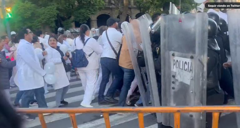 Ayer, granaderos de Batres y Harfuch retuvieron a los salvadores de vidas para evitar que se manifestaran frente a las puertas de Palacio Nacional. FOTO: Tomada del video X ATLANTIS @ricardovitela