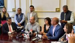 Diputados de oposición en el Congreso de la Ciudad de México se sumaron al “reclamo enérgico” de la Unión Nacional de Padres de Familia, que evidenció unos 400 errores en los nuevos libros de texto gratuito que pretender distribuir el Gobierno del presidente Andrés Manuel López Obrador entre alumnos de educación básica de la CDMX. FOTO: PAN Congreso CDMX