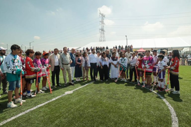 De un tiradero de basura pasó a ser un espacio de recreación, esparcimiento y actividades deportivas para los habitantes de la zona oriente de la capital, con una inversión que suma en sus tres etapas, más de 467 millones de pesos. Y ayer su entrega e inauguración la encabezó el Jefe de Gobierno, Martí Batres Guadarrama. Es en Iztapalapa, se trata de la tercera etapa de la recuperación y transformación del Parque Cuitláhuac.
