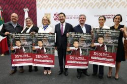 Los padres y madres de familia de un millón 250 mil niñas y niños de la Ciudad de México empezaron a recibir desde este martes los recursos correspondientes al Programa de “Uniformes y Útiles Escolares”, para el ciclo escolar 2023-2024, por lo cual se les entregarán entre 970 y mil 180 pesos, de acuerdo con el nivel de estudios en el que se encuentren.