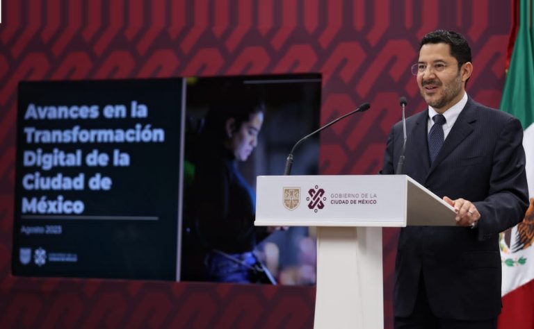El jefe de Gobierno Martí Batres aseveró que la Ciudad de México tiene el sistema de administración digital más avanzado del país, pues pasó de 10 trámites digitalizados en 2018, a 112 hasta lo que va de 2023. Esta innovación coloca a la capital del país a la vanguardia y permite a los ciudadanos reducir hasta 90% de tiempo para realizarlos. FOTO: Gobierno CDMX