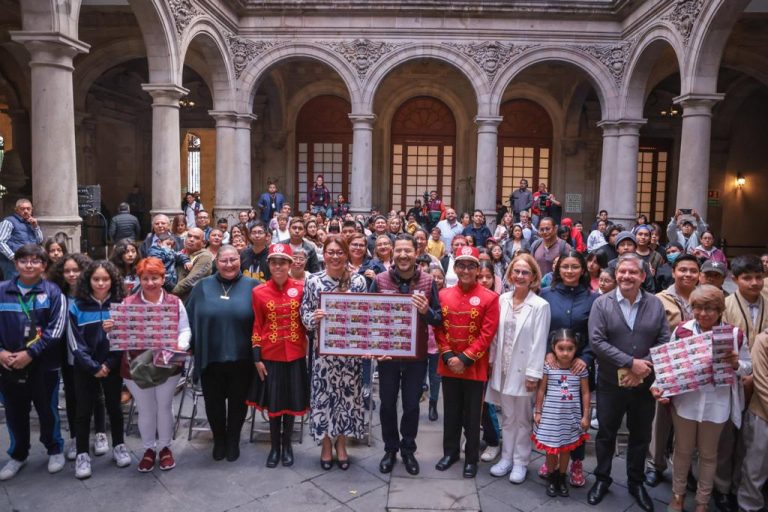 Al develar el billete de la Lotería Nacional conmemorativo a la beca "Bienestar para Niñas y Niños, Mi Beca para Empezar", el Jefe de Gobierno Martí Batres Guadarrama destacó que los estudiantes de educación básica de la CDMX se sacaron el premio en esta administración. FOTO: Gobierno de la CDMX