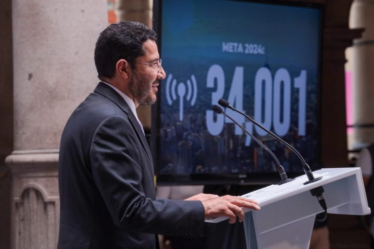 Martí Batres, jefe de Gobierno presumió que con la publicación en la Gaceta de la Ciudad de México la Reforma Constitucional al Artículo 8 que establece que el servicio de internet gratuito, en espacios públicos, ya es un derecho para todas y todos los capitalinos. FOTO: Gobierno CDMX
