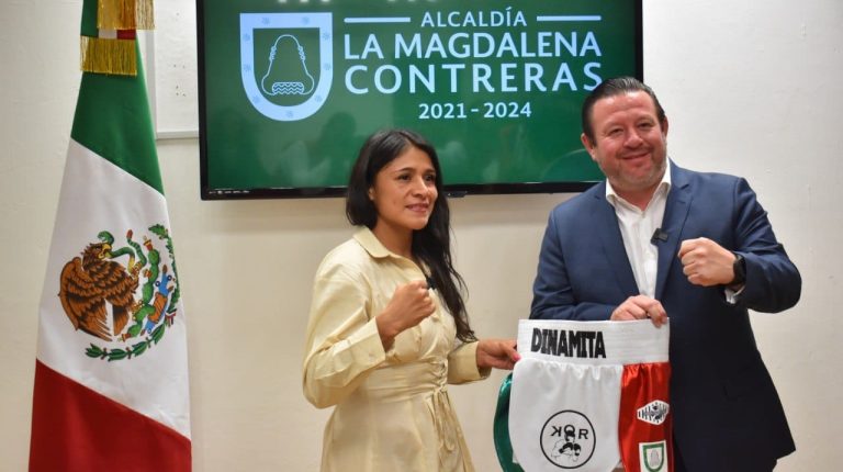 El Güero Quijano desea éxito a la boxeadora contrerense Erika 'Dinamita' Cruz. FOTO: Cortesía AMC