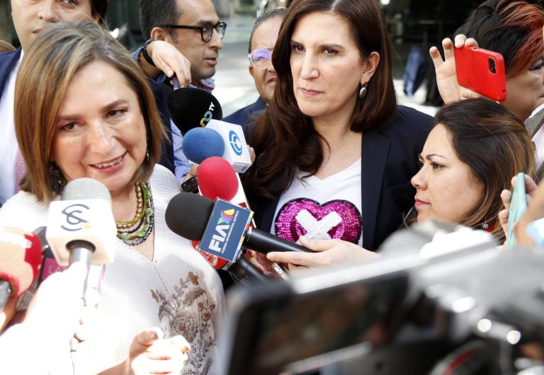 La virtual candidata presidencial del Frente Amplio por México, Xóchitl Gálvez, salió a hacer el trabajo que deberían hacer los políticos de oposición en la capital del país, para señalar los yerros de la Fiscalía General de Justicia de la Ciudad de México. FOTO: X / Xóchitl Gálvez
