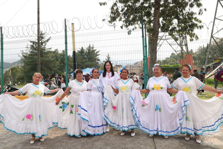 Los espacios públicos deben tener vida y ser utilizados por la ciudadanía para realizar actividades culturales, como la danza y la música, eventos deportivos y, sobre manera, para construir comunidad, afirmó la alcaldesa Lía Limón al encabezar la Primera Muestra Artística Comunitaria en el Teatro al Aire Libre de la colonia Torres de Potrero, que fue rescatado recientemente.