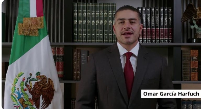 Si Clara no se vuelve competitiva, la némesis, el castigo para los morenistas será que Sheinbaum les imponga a Omar García Harfuch como candidato, un policía señalado por el propio gobierno de Morena como implicado en la manipulada y falsa verdad histórica de Ayotzinapa. FOTO: X / Omar García Harfuch