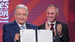 Es una gran noticia que Hugo López Gatell se vaya a inscribir para buscar la candidatura de Morena a la Jefatura de Gobierno de la Ciudad de México, porque por fin el sistema de salud pública del país y todos los mexicanos nos librearemos de este pernicioso funcionario. FOTO: Presidencia