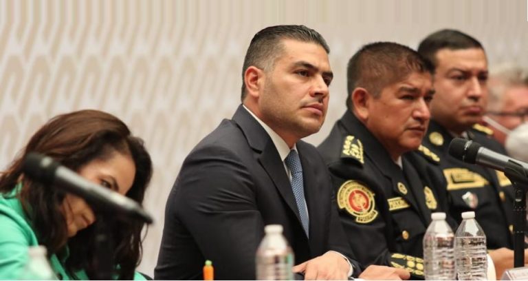 Omar García Harfuch, en su calidad de “comisario general” de la Policía de Proximidad la Ciudad de México sí es un mando policial legalmente reconocido y por lo tanto, si quiere ser candidato a la Jefatura de Gobierno de la Ciudad de México, tiene que hacer efectiva su renuncia a más tardar el próximo sábado. FOTO: X / SSC