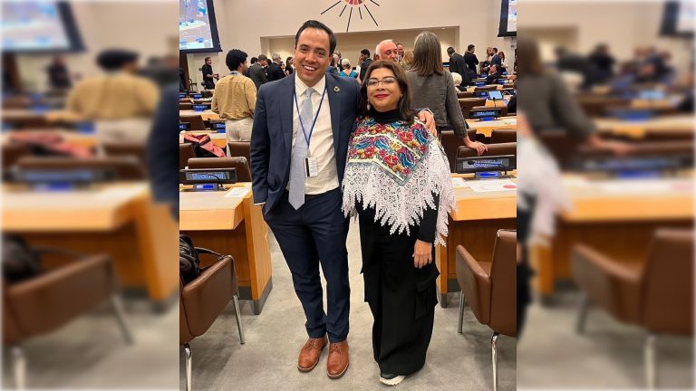 El hecho concreto: la candidata de Morena a la Jefatura de Gobierno, Clara Brugada, no asistió al foro “Primer Aniversario de la Conferencia de la Organización de las Naciones sobre el agua”, al que sí acudieron los candidatos a quienes se enfrentará el 2 de junio en las urnas: Santiago Taboada, el verdadero rival, de la alianza Va X la Ciudad de México, y Salomón Chertorivski, de Movimiento Ciudadano. FOTO: X / Brugada en la ONU