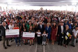 Martí Batres Guadarrama, Jefe de Gobierno de la Ciudad de México, entregó 10 mil 951 tarjetas del Programa “Bienestar para Niñas y Niños, Mi Beca para Empezar”, a estudiantes de nuevo ingreso a escuelas públicas de las Alcaldías, Iztacalco, Venustiano Carranza y Cuauhtémoc. FOTO: GCDMX