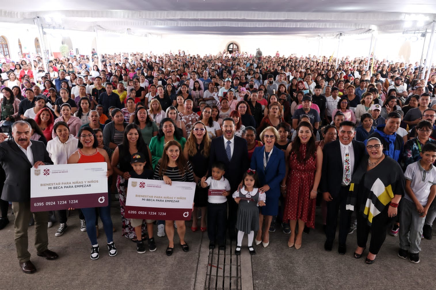 Martí Batres Guadarrama, Jefe de Gobierno de la Ciudad de México, entregó 10 mil 951 tarjetas del Programa “Bienestar para Niñas y Niños, Mi Beca para Empezar”, a estudiantes de nuevo ingreso a escuelas públicas de las Alcaldías, Iztacalco, Venustiano Carranza y Cuauhtémoc. FOTO: GCDMX