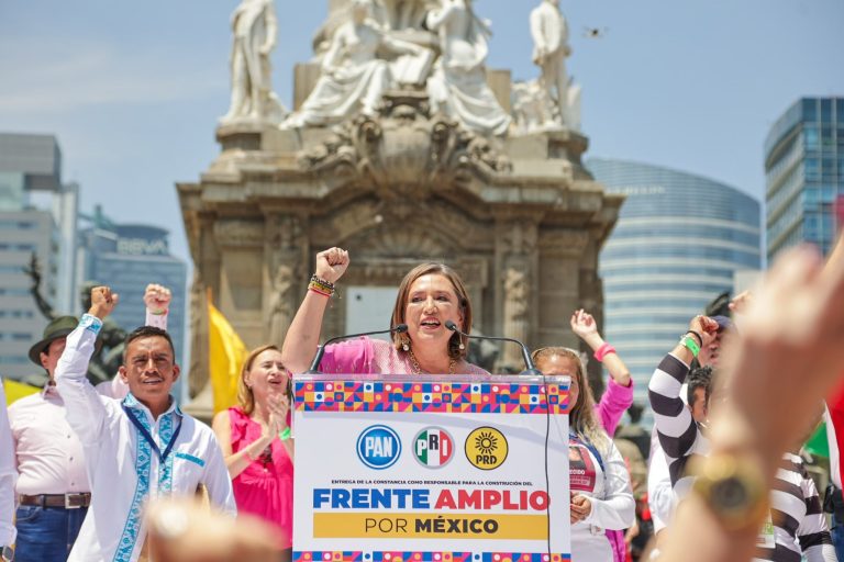 Diputados locales y dirigentes del PAN, PRI, PRD en la CDMX celebraron la unción de Xóchitl Gálvez como coordinadora del Frente Amplio por México (FAM), lo que la hace virtual candidata presidencial, cuyo acto protocolario se realizó en el Ángel de la Independencia, en la capital del país. FOTO: X / Xóchitl Gálvez