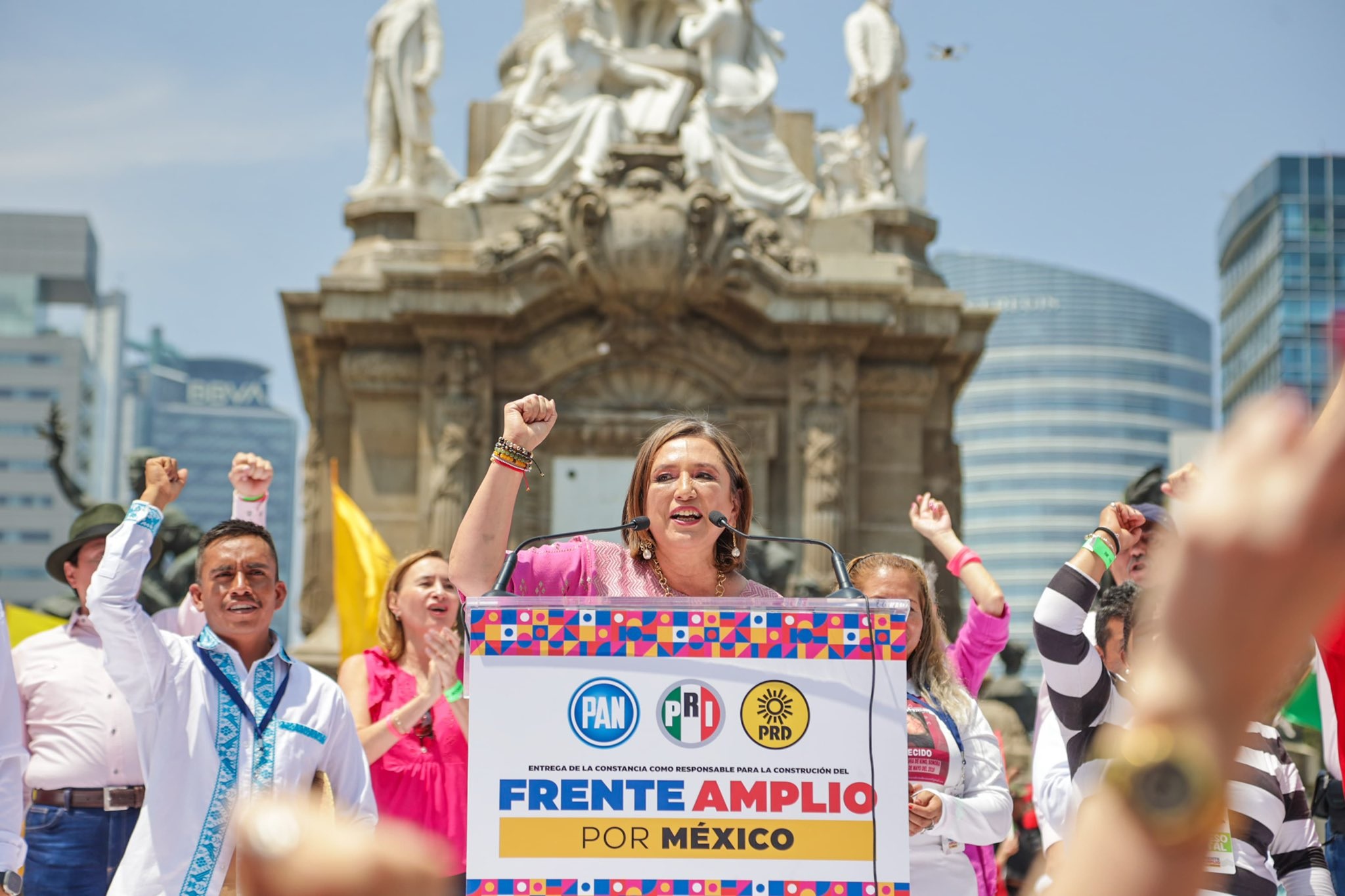Diputados locales y dirigentes del PAN, PRI, PRD en la CDMX celebraron la unción de Xóchitl Gálvez como coordinadora del Frente Amplio por México (FAM), lo que la hace virtual candidata presidencial, cuyo acto protocolario se realizó en el Ángel de la Independencia, en la capital del país. FOTO: X / Xóchitl Gálvez