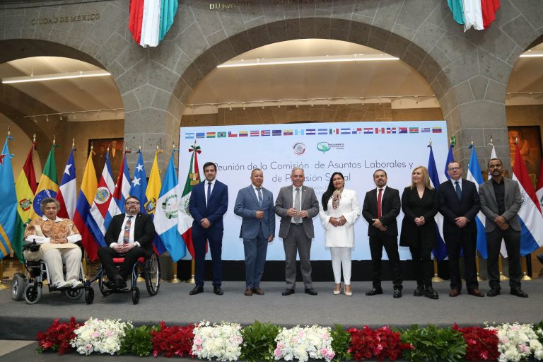 En la instalación de la Comisión de Asuntos Laborales y de Previsión Social del Parlamento Latinoamericano, la presidenta del Senado, Ana Lilia Rivera Rivera, hizo un llamado para construir leyes marco en la región que atiendan el empleo informal que se genera por la migración irregular.  FOTO: Senado