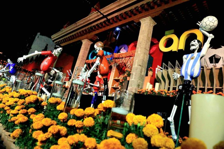 “Quiero pedirles que guardemos un minuto de silencio por quienes perdieron la vida a causa del paso del huracán Otis en el estado de Guerrero y en memoria de nuestros hermanos en Acapulco, así como en solidaridad con quienes viven estos momentos difíciles”, dijo el Alcalde Giovani Gutiérrez. FOTOS: Especial / CDMX