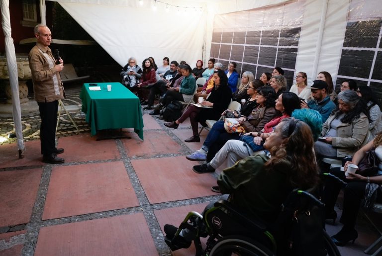 Esa “asamblea informativa” fue una farsa. Gatell difundió un tuit en su cuenta de X, en el que pretende hacer creer que convocó a multitudes, y cuando mucho había 25 personas. FOTO: X / López Gatell