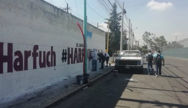 Desde ya, iniciará una carrera entre los brigadistas de Clara Brugada y Omar García Harfuch contra los alcaldes y probablemente el jefe de Gobierno, pues los primeros ya tapizaron la ciudad de bardas y pendones promoviéndose hacia 2024 y seguramente continuarán, mientras que las autoridades mencionadas tienen 15 días para “blanquear bardas” y quitar cualquier tipo de propaganda, pues se presume que ya es una campaña anticipada. FOTO: X / @JoeCast84