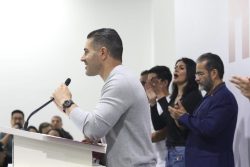 Desde que estallaron los ‘videoescándalos’ en abril de 2004, en que el falso empresario Carlos Ahumada lo exhibió recibiendo fajos de dinero, Bejarano había operado en la sombra, en lo oscurito, en las cañerías, como es su especialidad. Pero el domingo Omar García Harfuch, el candidato a la Jefatura de Gobierno de la candidata presidencial, decidió redimirlo en público. FOTO: Campaña Harfuch