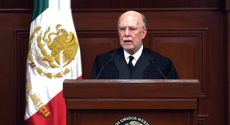 Pero el más ‘desobediente’ quizá resultó ser el ministro Juan Luis González Alcántara, por lo cual ayer se llevó fuertes criticas presidenciales en la mañanera, tras su ‘atrevimiento’ de salir a manifestarse el domingo contra la desaparición de 13 fideicomisos del Poder Judicial Federal. FOTO: Archivo SCJN