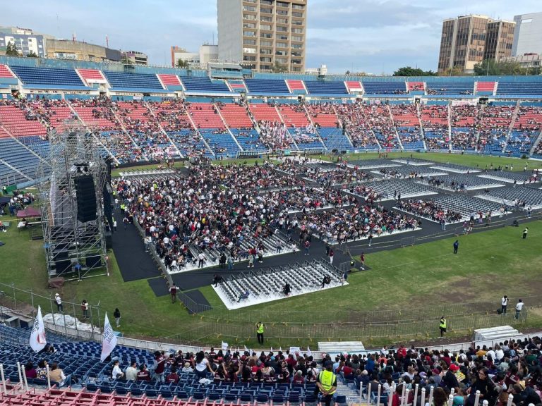 La crisis por la que atraviesa Morena en la Ciudad de México ya escaló a nivel nacional, porque afectó de manera directa a la virtual candidata presidencial, Claudia Sheinbaum. Ese sisma en el partido gobernante podría llamarse el ‘efecto Harfuch’. FOTO: @kenialopezr