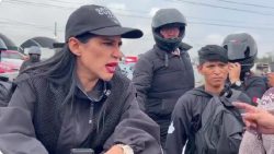 La alcaldesa con licencia de la Alcaldía Cuauhtémoc Sandra Cuevas se fue a hacer proselitismo político sin pedir permiso a la Central de Abastos (CEDA) en la Alcaldía de Iztapalapa, y se enfrentó con que no la dejaron entrar, lo que provocó una confrontación de ella con las autoridades que encabezan el Fideicomiso. FOTO: X / CDMX Magacín
