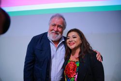 El subsecretario de Gobernación y ex jefe de Gobierno del Distrito Federal, Alejandro Encinas, anunció este lunes su respaldo a las aspiraciones de Clara Brugada por la candidatura a la Jefatura de Gobierno de la capital del país, al reunirse con ella, durante el encuentro con los Constituyentes de 2017 en el Museo Memoria y Tolerancia. FOTO: campaña Clara Brugada