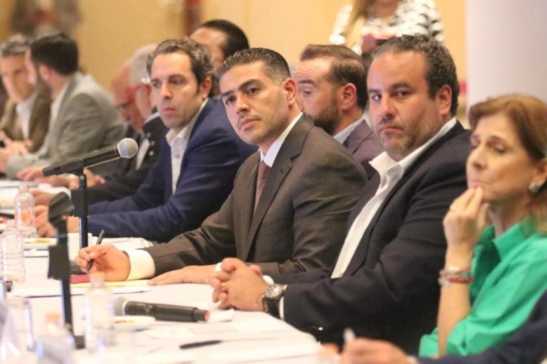 En un encuentro privado con desarrolladores inmobiliarios, el aspirante a la candidatura de Morena a la Jefatura de Gobierno Omar García Harfuch dijo que la Ciudad de México “está lista” para ser un “referente internacional” de vivienda moderna, accesible y que mejore la calidad de vida de las personas. FOTO: Campaña Harfuch