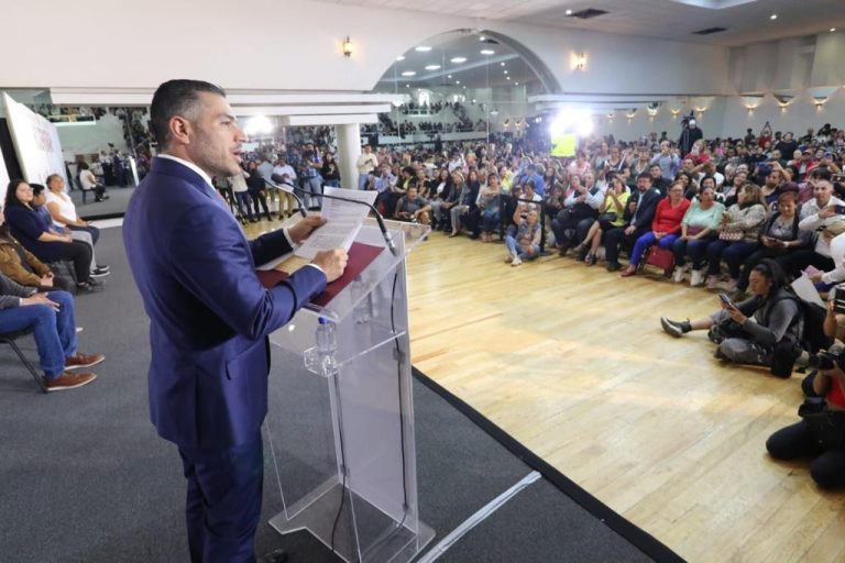 El aspirante a la candidatura de Morena para la Jefatura de Gobierno Omar García Harfuch exhortó a los ciudadanos presentes en la asamblea informativa realizada en Iztacalco este martes a defender la democracia y la voz de las mujeres y hombres que tienen puestas sus esperanzas en esta segunda etapa de transformación. FOTO: Campaña Harfuch