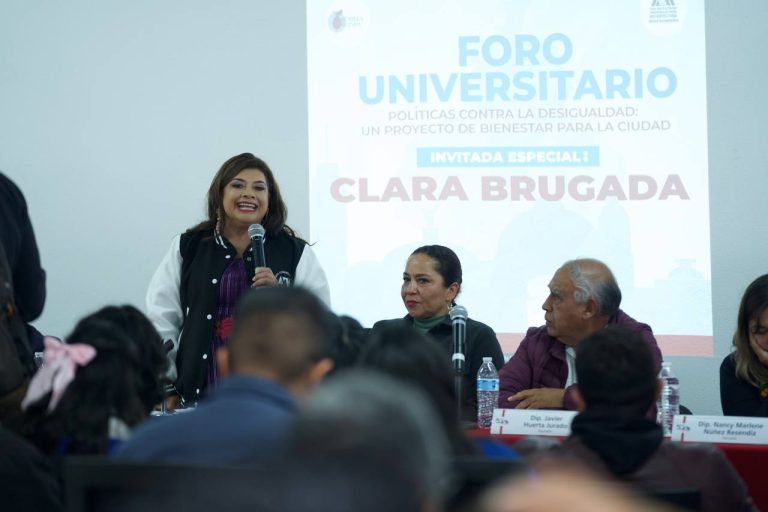 Clara Brugada, aspirante a la candidatura de Morena para la jefatura de Gobierno participó este martes en un foro universitario en la UAM Azcapotzalco, donde compartió la experiencia de gobierno al frente de la Alcaldía Iztapalapa, con políticas públicas de combate a las desigualdades. FOTO: Campaña Brugada