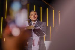 Durante un encuentro con trabajadores de la educación en la Ciudad de México, Omar García Harfuch aspirante a la candidatura de Morena para la Jefatura de Gobierno reconoció la labor del magisterio y destacó que la educación es “el corazón de la transformación en nuestro país y en nuestra Ciudad”. FOTO: Campaña Harfuch